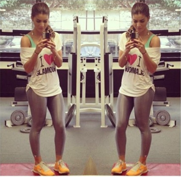 Camila coelho em legging cinza prata