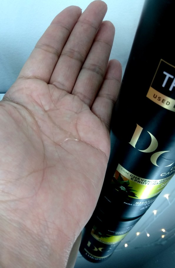 O shampoo Detox Capilar da TRESemmé é transparente e possui um cheiro cítrico adocicado