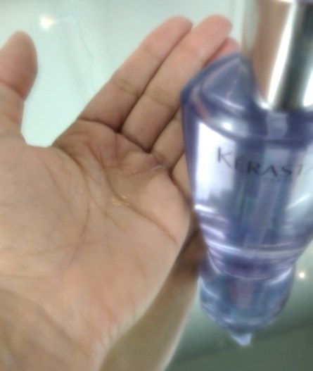 O Óleo Cicaextreme da Kérastase tem uma consistência média 