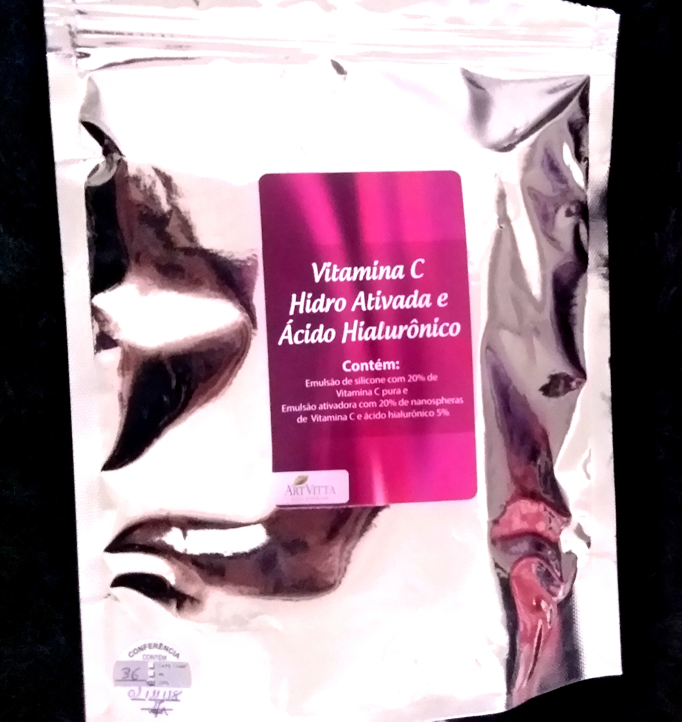 O produto vem lacrado em uma embalagem espelhada.