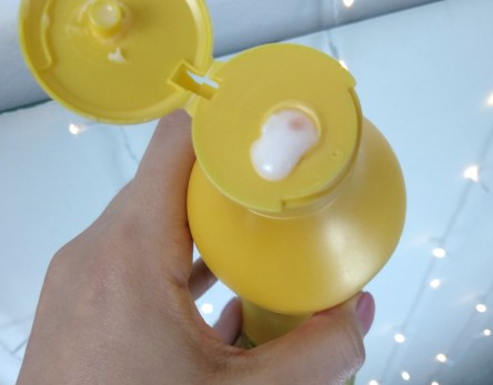 O shampoo Solar Sublime é branco, denso e perolado