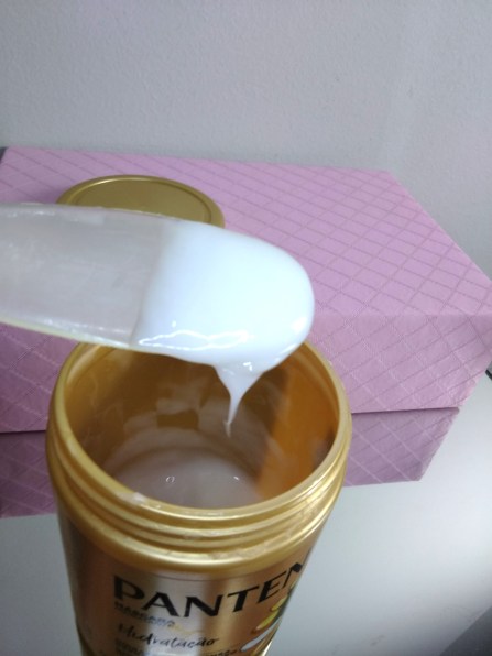 A máscara de hidratação Pantene é branca e fluida