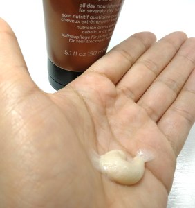 O leave-in All Soft Mega Hydramelt é cremoso e possui cor clara 