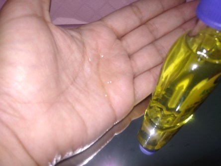 O óleo Argan Oil da Lola é denso e levemente amarelado