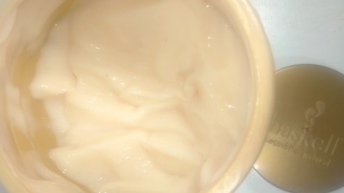 A máscara de Mandioca da Haskell é densa e na cor creme