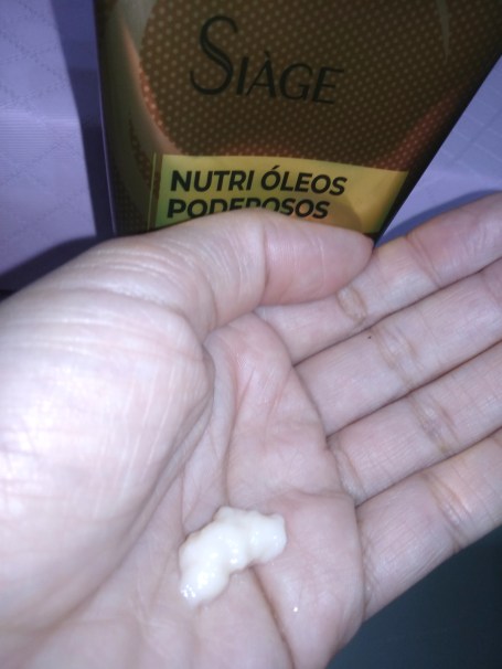 O Elixir Overnight Nutri Óleos Poderosos é um creme denso e claro