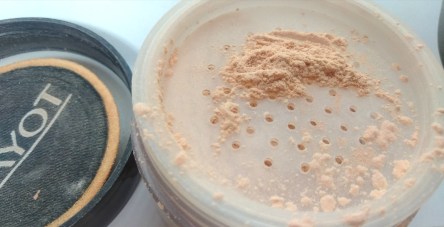 O Pó Payot 04 é levemente rosa e com micropartículas de brilho