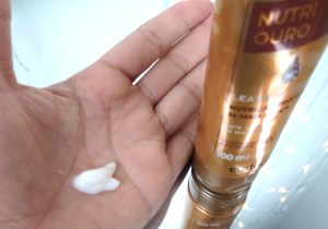 O leave-in Nutri Ouro é branco e denso