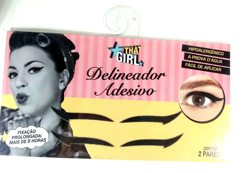 O delineador em adesivo That Girl vem em 2 pares e possui glitter