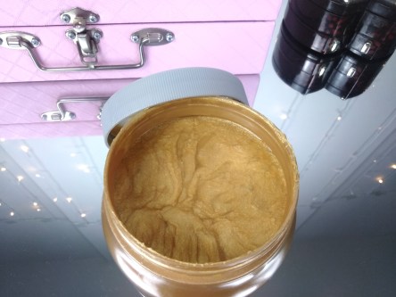 A máscara Gold Quinoa + Protein é dourada e possui muito brilho