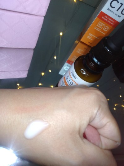 A vitamina C Tracta é leitosa e espalha com facilidade