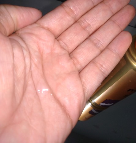 O óleo Pantene Unidas pelos Cachos e bem denso e transparente