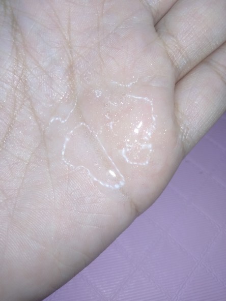 O Spray Liso, Leve and Solto da Lola tem micropartículas de brilho