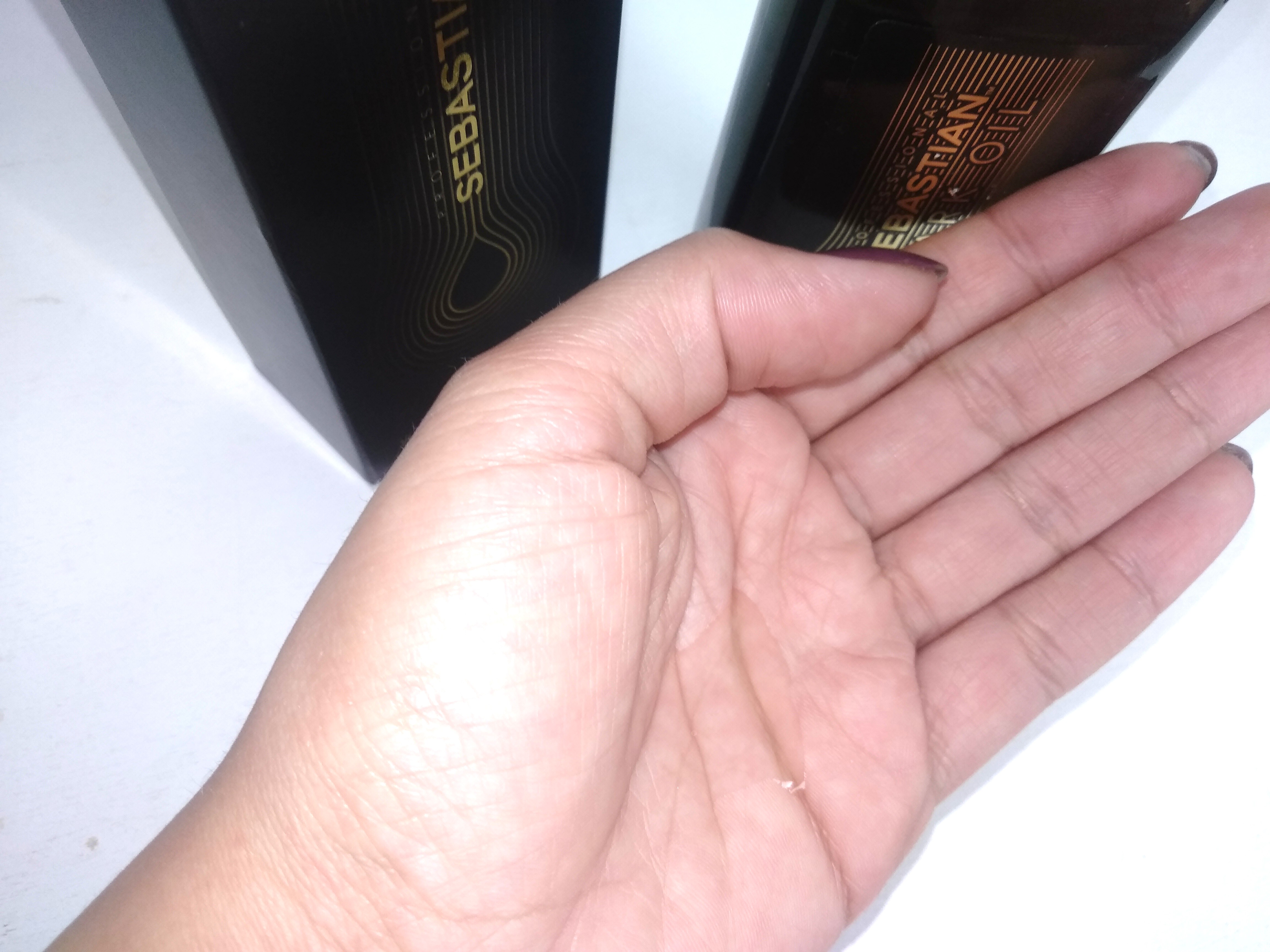 O óleo Dark Oil é transparente e de consistência leve, porém, muito nutritivo