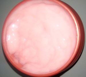 A máscara Inforcer é  rosa clara e densa