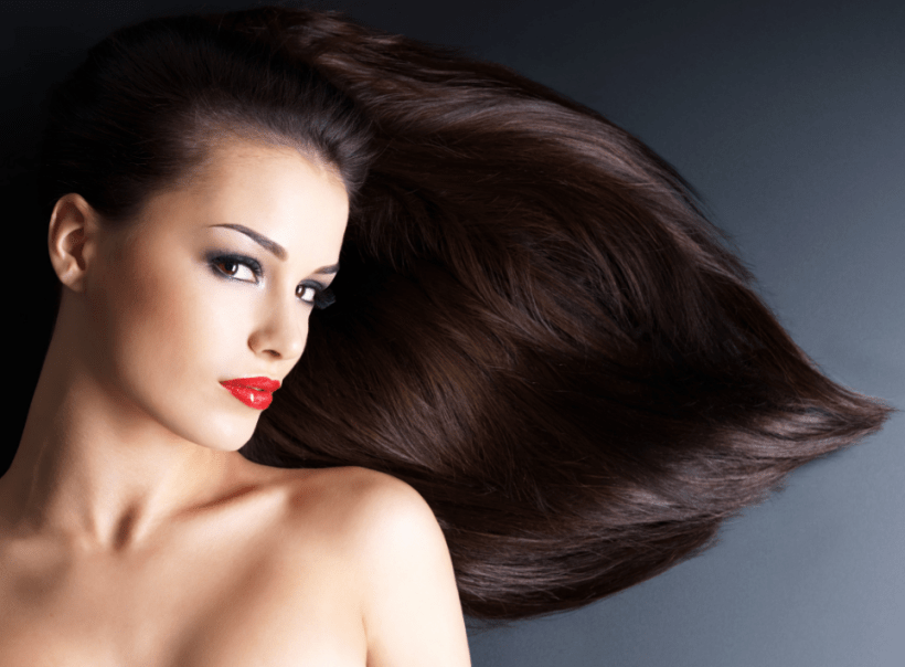 A umectação com azeite deixa os fios mais sedosos e brilhantes