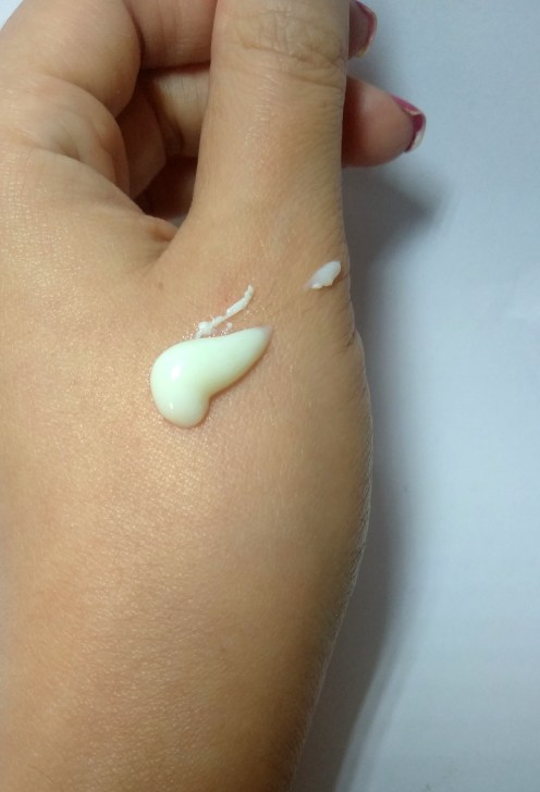 O protetor Bioré Aqua Rich é branco e possui consistência bem leve