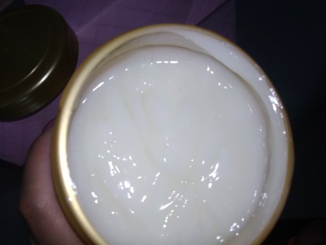 A máscara Pantene Bambu Nutre e Cresce é branca e com consistência leve