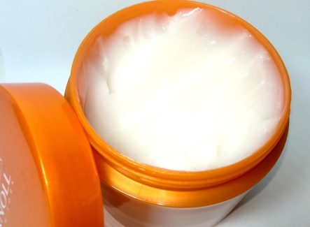 A máscara Excellent Repair Premium Sleek é densa e branca