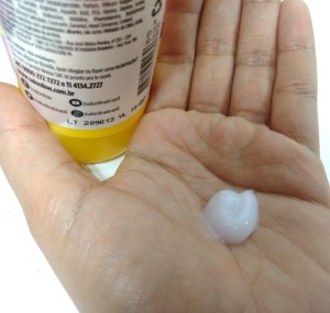 O defrizante Meu Liso Muito + Liso da Salon Line é branco e cremoso