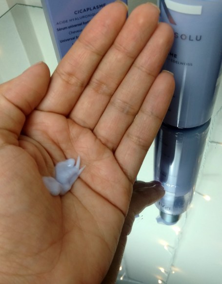 O sérum Cicaplasme da Kérastase é leitoso e azulado