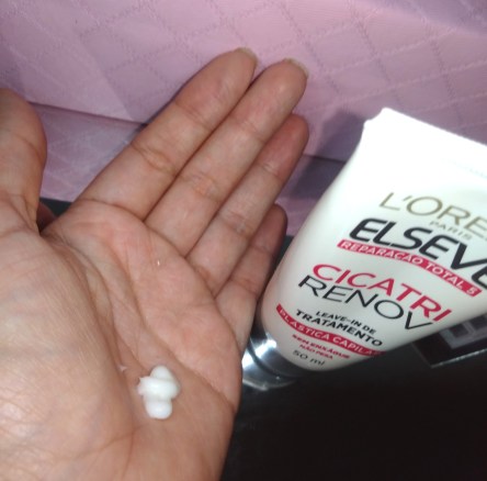 O leave-in Cicatri Renov da Elseve é branco e tem consistência densa