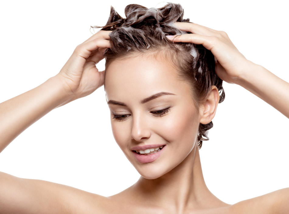 A massagem no couro cabeludo estimula os folículos capilares aumentando a circulação sanguínea