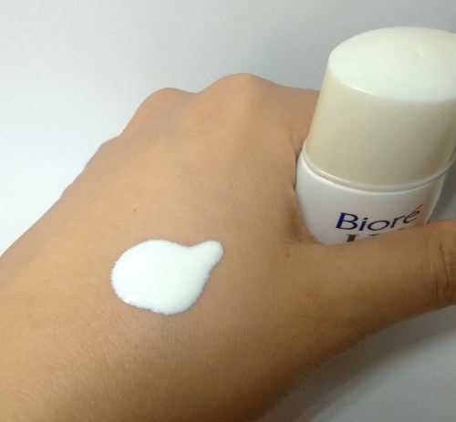 O protetor Bioré UV Face Milk é branco e bem fluido