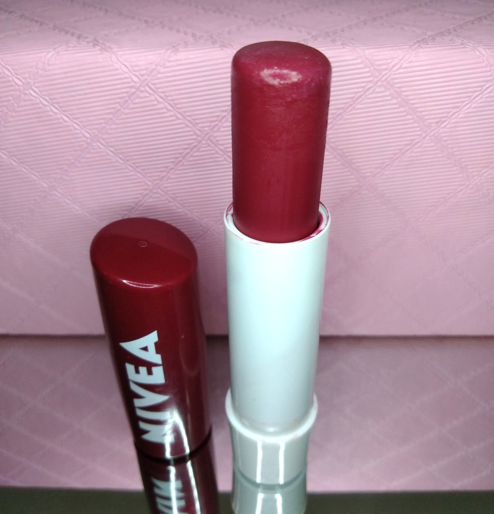 Hidratante labial Nivea com 4,8g