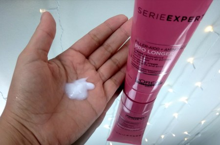 O leave-in Pro Longer é branco e possui consistência leve