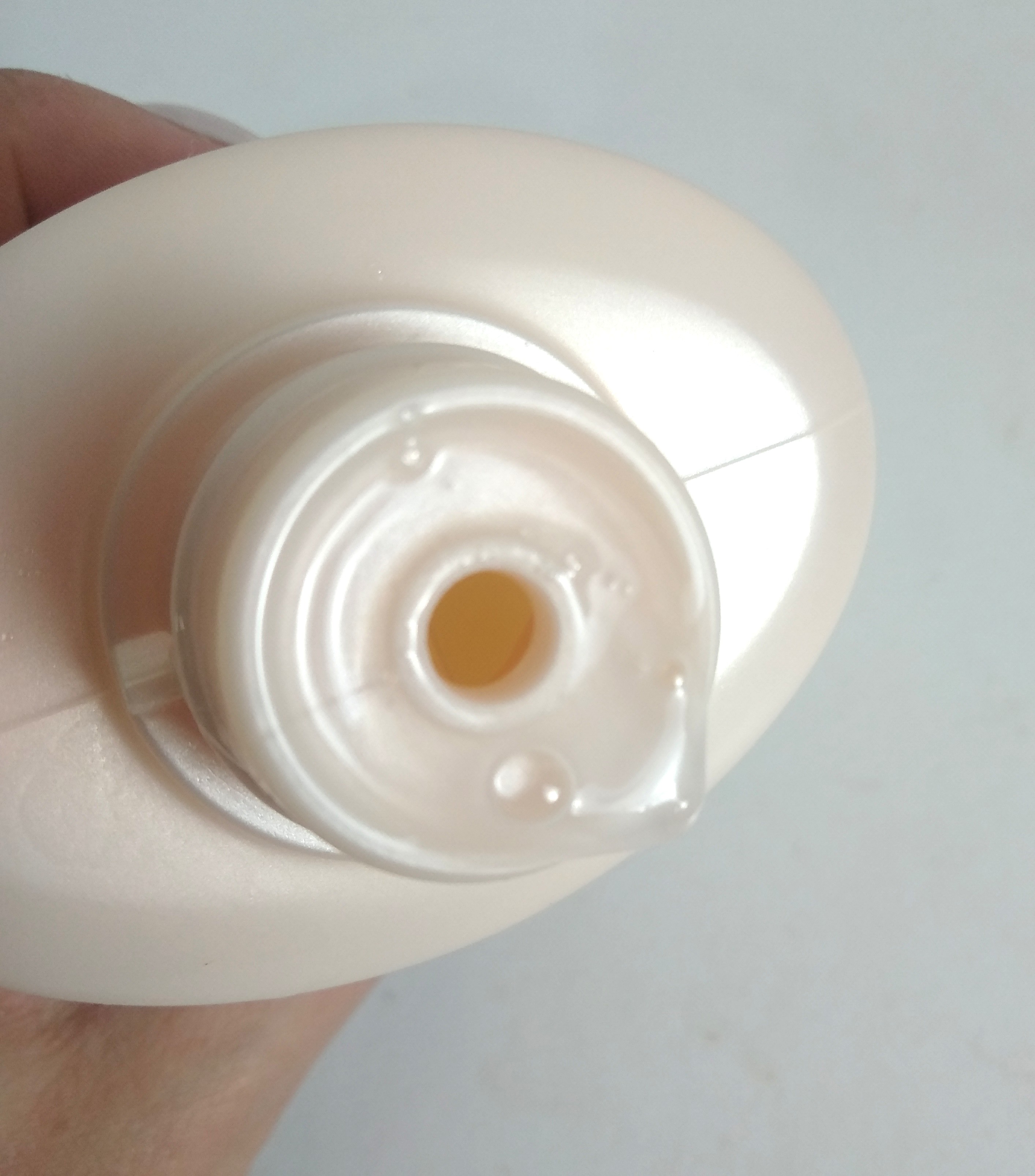 O shampoo Bain Magistral da Kérastase possui cor branca perolada e é levemente cremoso