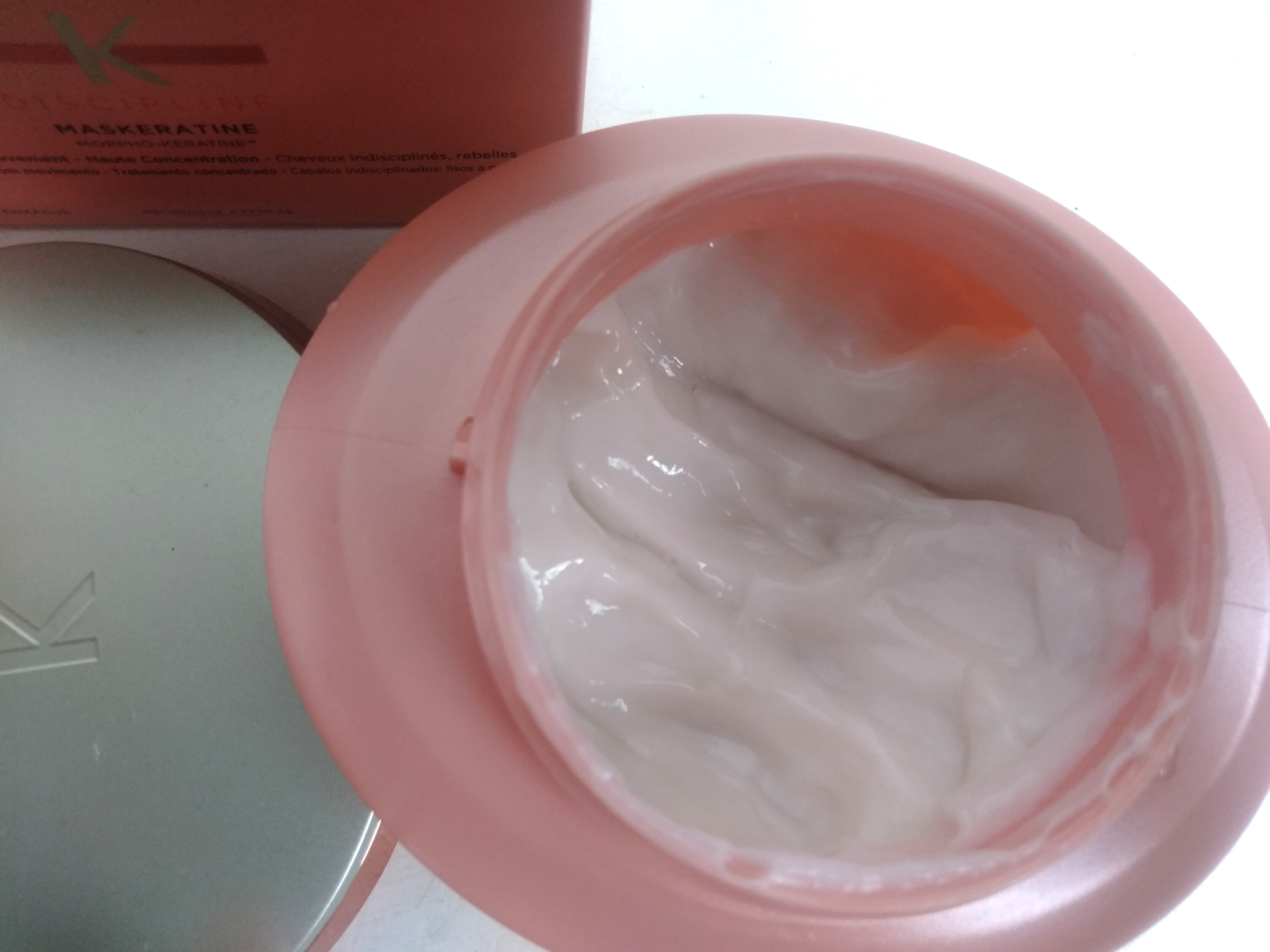 A Maskeratine da linha Discipline da Kérastase é branca e consistente