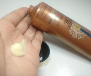 O leave-in Mythi Oil possui a cor creme e consistência leve