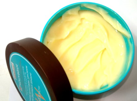 A Hydrating Mask Moroccanoil é bem densa e amarela.