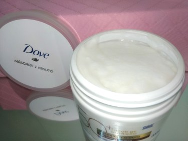 A máscara Dove Fator de Nutrição 50 é branca e densa