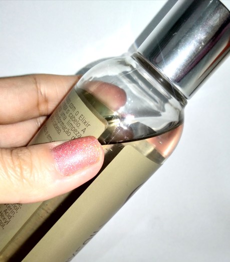 O shampoo SP Luxe OIl Wella é transparente e promete limpar sem pesar