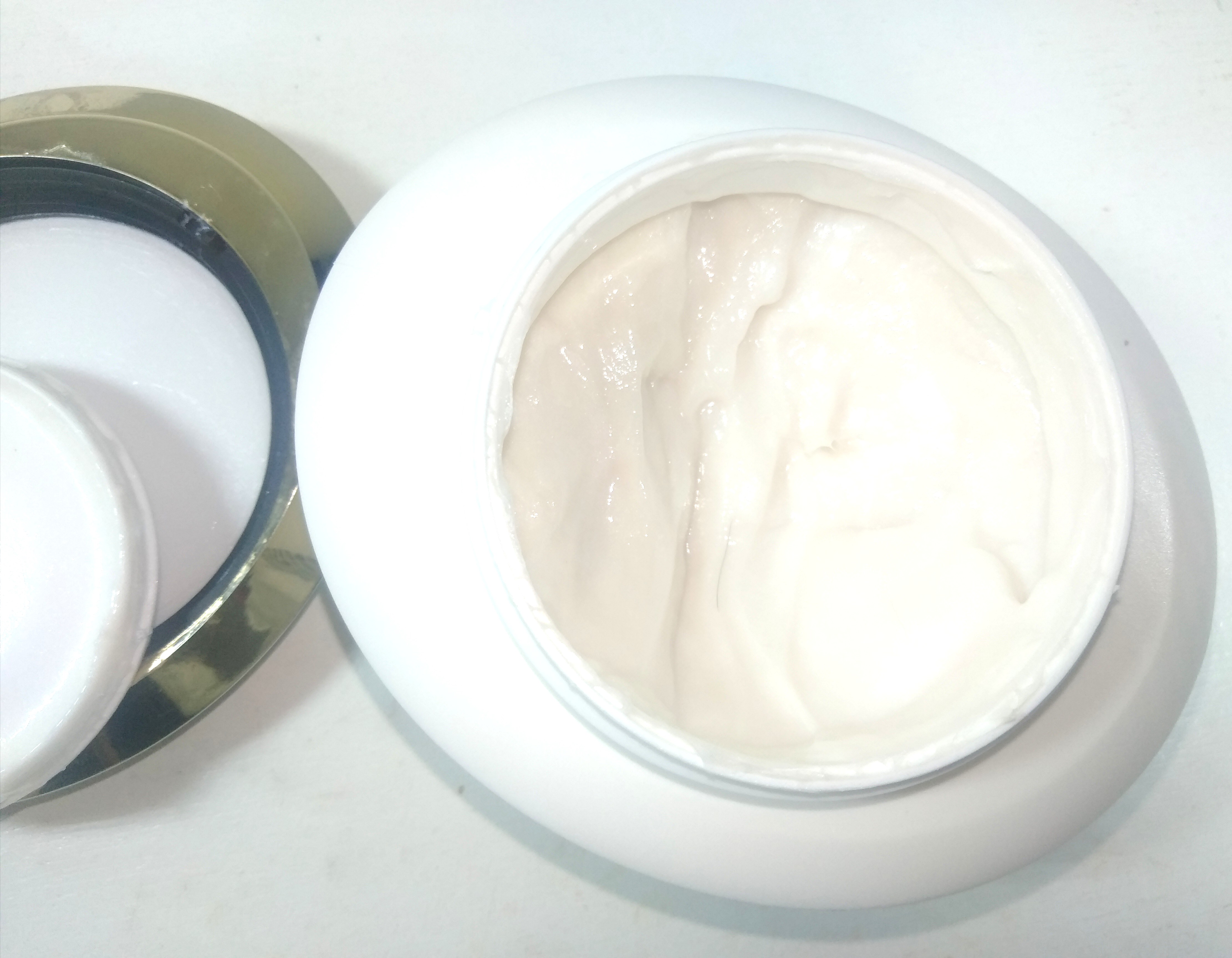 A Le Masque Elixir Ultime é branca com consistência densa