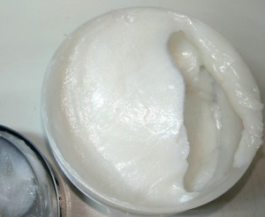 A máscara Milk da KNUT é densa e branca com brilho