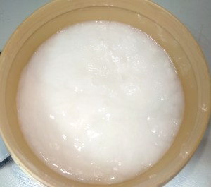 A máscara All Soft Heavy Cream da Redken é branca e com consistência densa