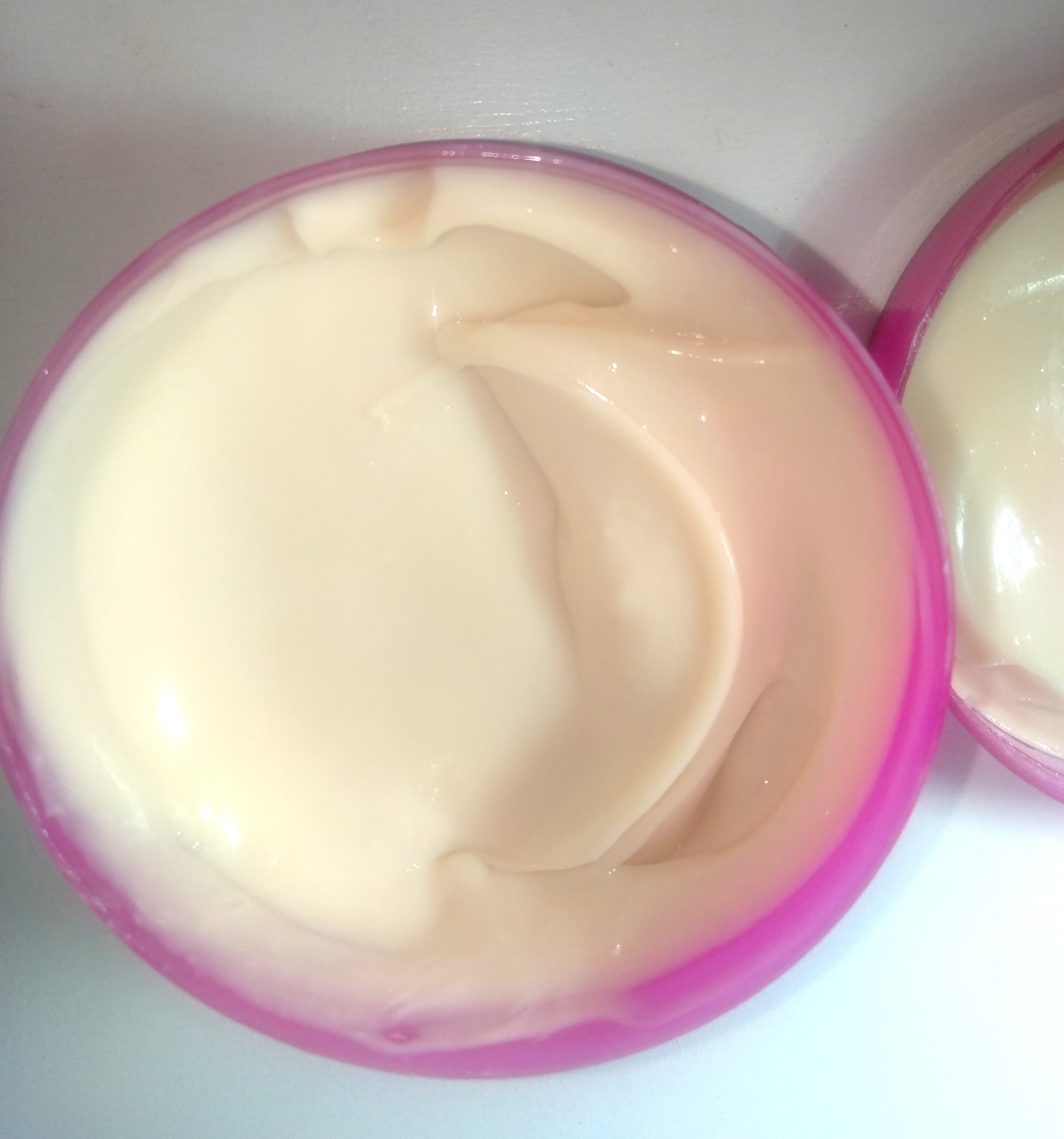 A máscara Hair Growth não é muito densa, possui cor creme e cheiro intenso