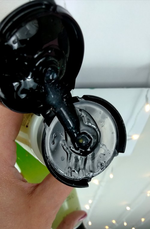 O Shampoo Esfoliante Capilar Nativa Spa é transparente com micropartículas 