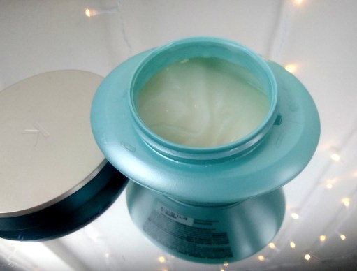 A máscara Force Architecte da linha Resistance da Kérastase é branca e gelatinosa