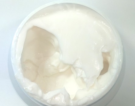 A máscara Óleos Marroquinos da Amend é branca e bem consistente