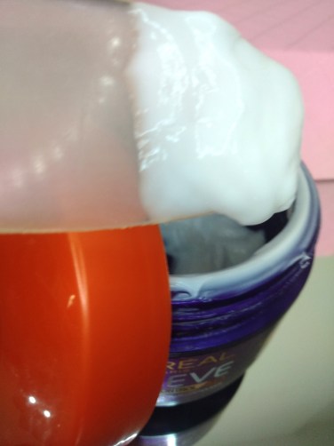 A máscara Supreme Control 4D da Elseve é branca e densa