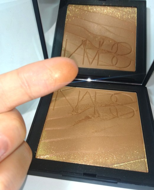 O pó bronzeador Laguna da Nars tem um tom claro e partículas de brilho por cima