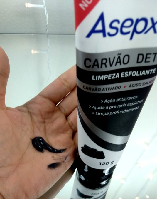 O Asepxia Carvão Detox Limpeza Esfoliante é negro com micropartículas esfoliantes