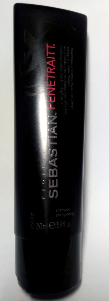 Shampoo Sebastian Penetraitt em embalagem de 250ml