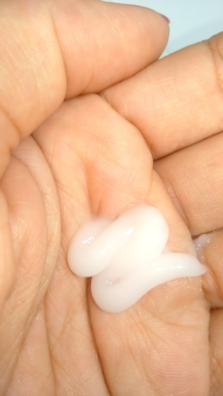 O leave-in Straight Blow Dry da Bumble and Bumble é branco e denso