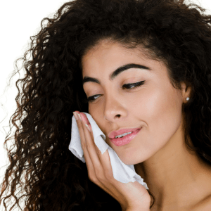 Lenços demaquilantes economizam tempo e espaço na mala