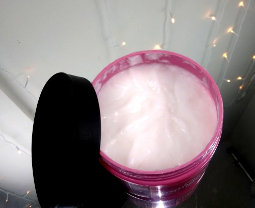 O Creme de Tratamento Hidrata com Poder da Monange é denso e branco